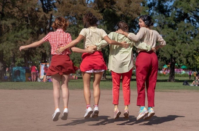 “Vivir en una casa prendida fuego”, una obra teatral para recorrer el Parque Saavedra