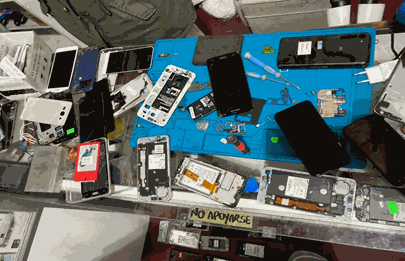 Detenidos y maquinaria secuestrada para adulterar celulares en Flores