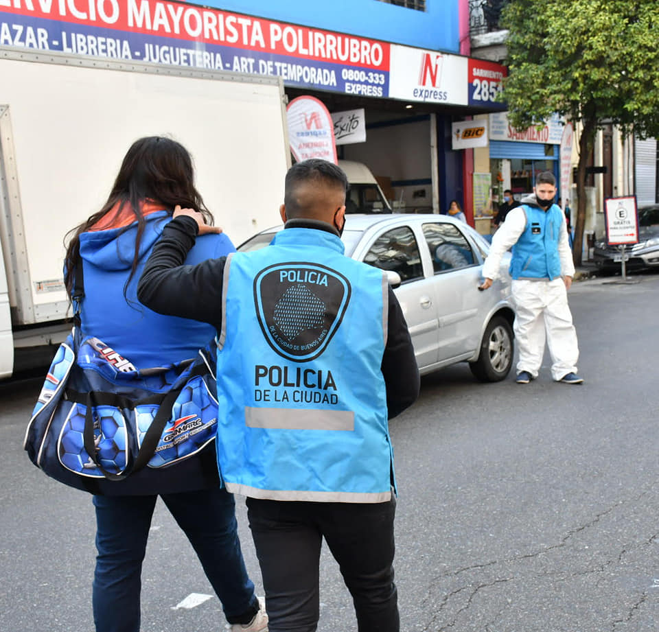 Allanamientos en Once y Almagro para desbaratar una banda que falsificó barbijos del Conicet