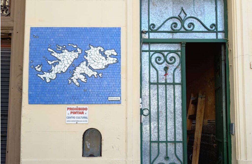 Villa Crespo: inauguraron un mosaico por Malvinas en la fachada del Conventillo de la Paloma