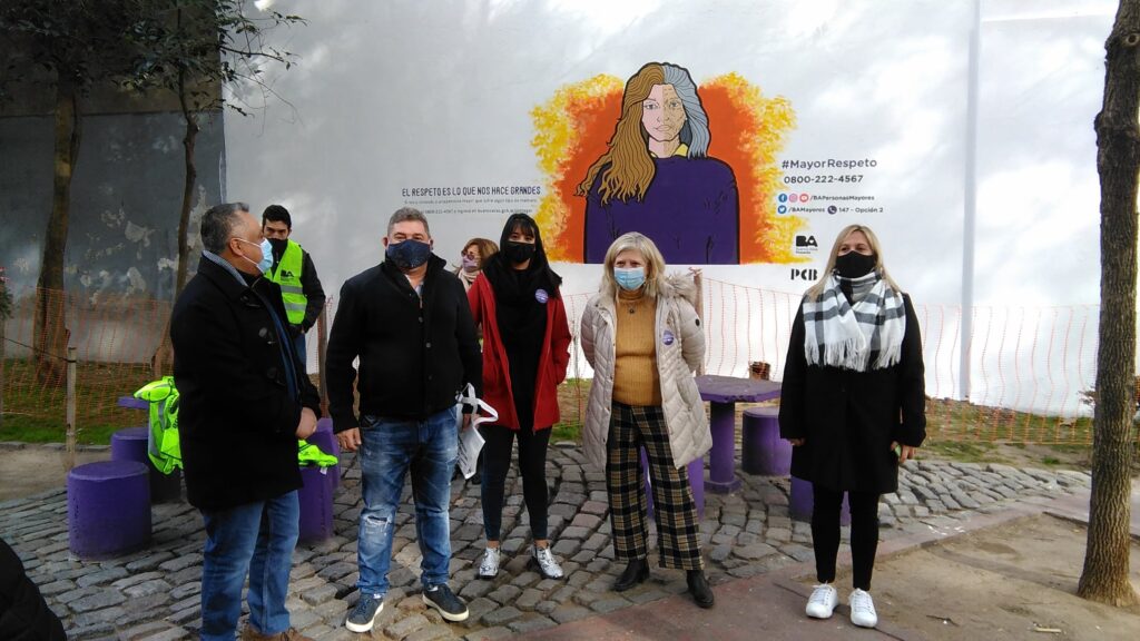 Inauguraron un mural contra el maltrato a la vejez en Plaza Tuñón