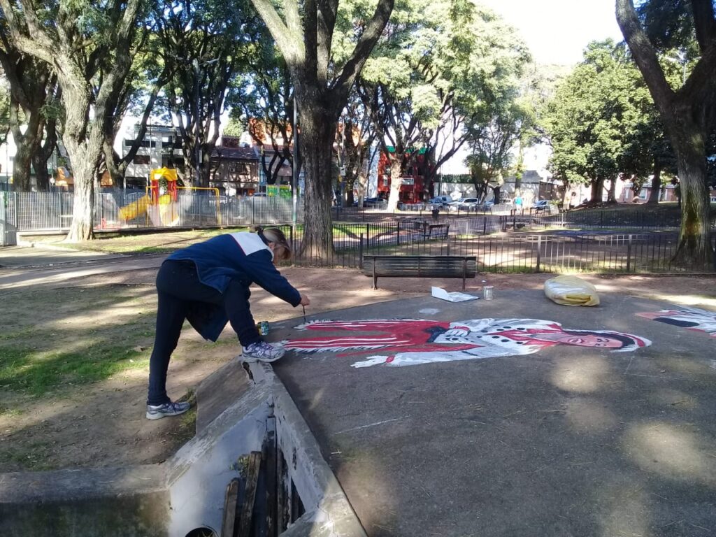 Las artistas Silvia y Liliana Spelzini pintan un “Murgal” de Los Elegantes de Saavedra en la Plaza Mackenna
