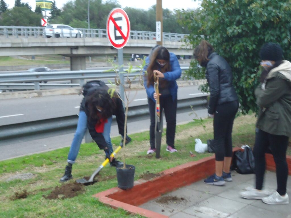 Villa Cerini: vecinos plantaron más árboles nativos en la plazoleta de General Paz y Salto