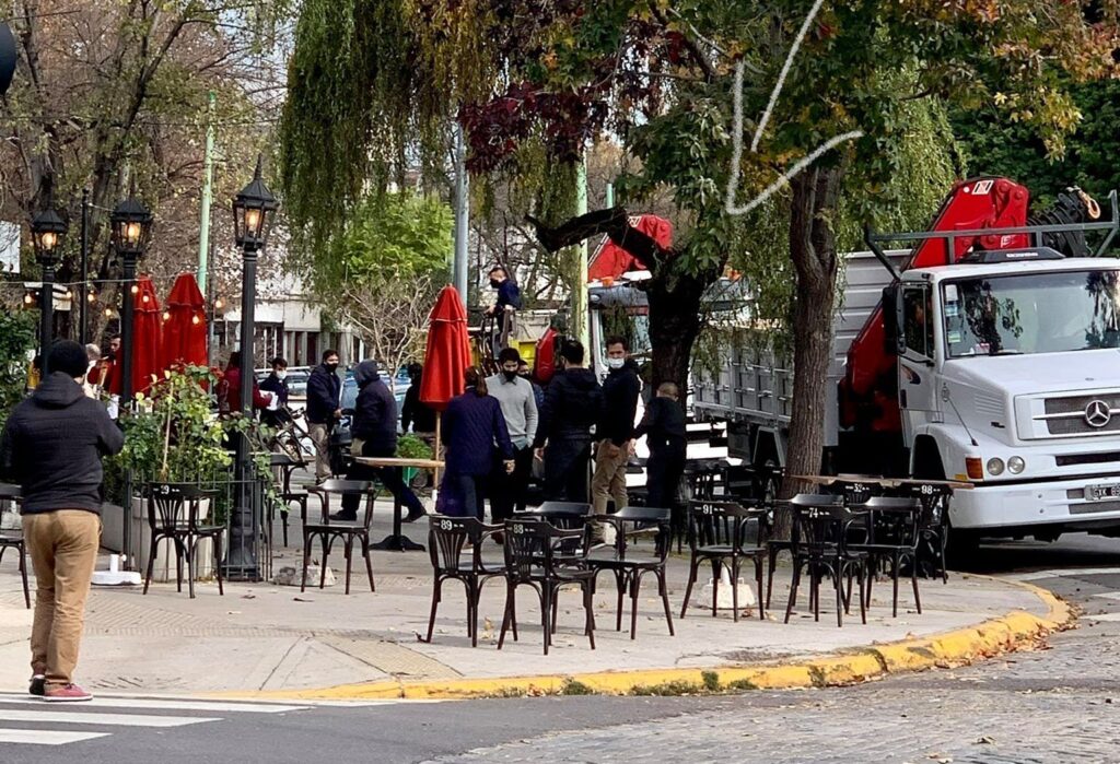 La Comuna 12 incautó mesas y sillas de Dandy Parque Saavedra por incumplir las restricciones