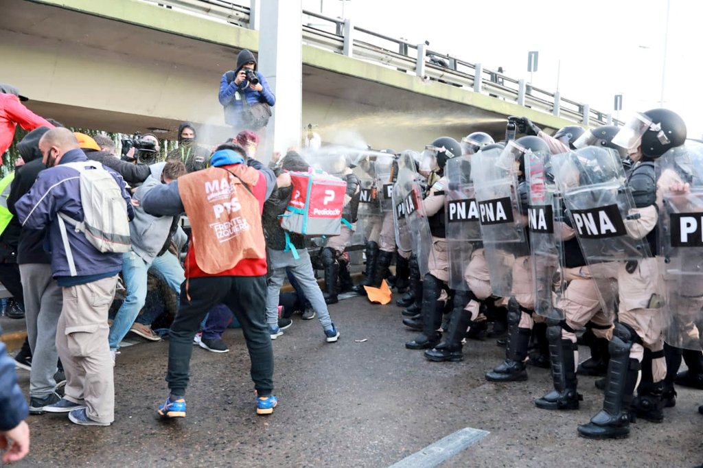 Incidentes en Puente Pueyrredón entre trabajadores precarizados y la Prefectura