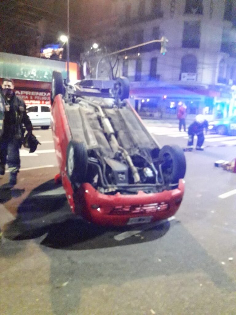 Choque y vuelco de un auto particular en Rivadavia y Billinghurst
