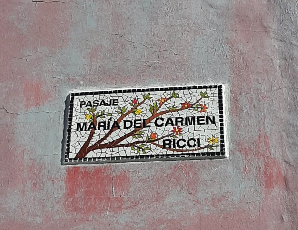 Colocan una placa en homenaje a una reconocida vecina dedicada al medio ambiente en Villa Cerini