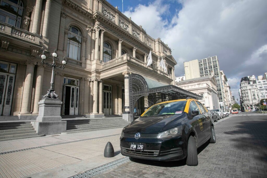 Desde el inicio de la pandemia, casi 200 taxistas realizaron 115.000 traslados de pacientes leves y médicos
