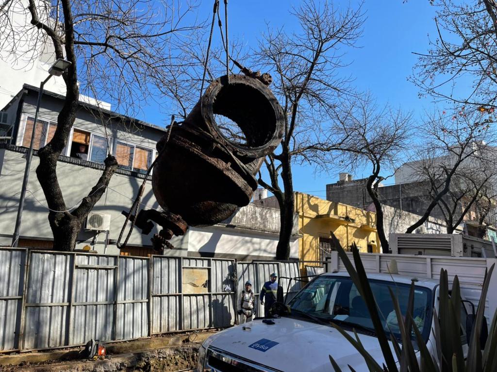 AySA renueva una enorme válvula centenaria en el barrio de Caballito