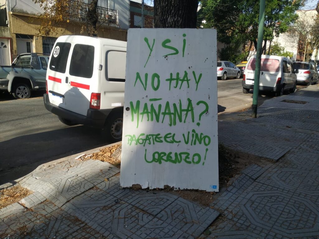 “Pagate el vino, Lorenzo”: el curioso cartel que dejaron frente a una iglesia de Saavedra