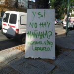 “Pagate el vino, Lorenzo”: el curioso cartel que dejaron frente a una iglesia de Saavedra