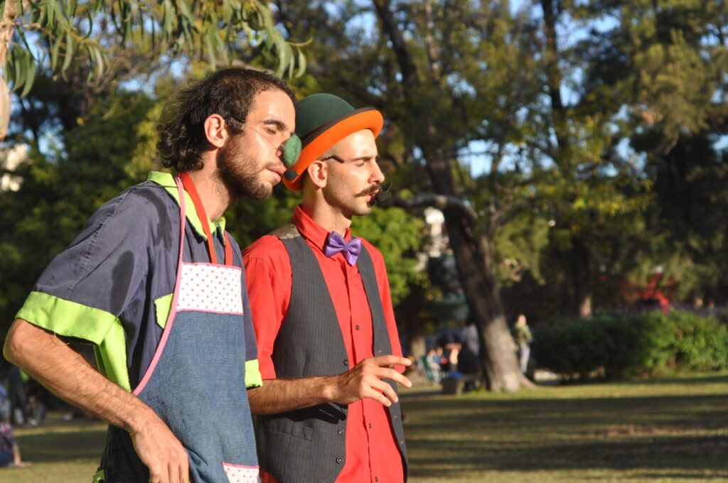 El circo callejero de Los Hermanos Peludo regresa al Parque Saavedra: “Una búsqueda de alegría comunitaria”
