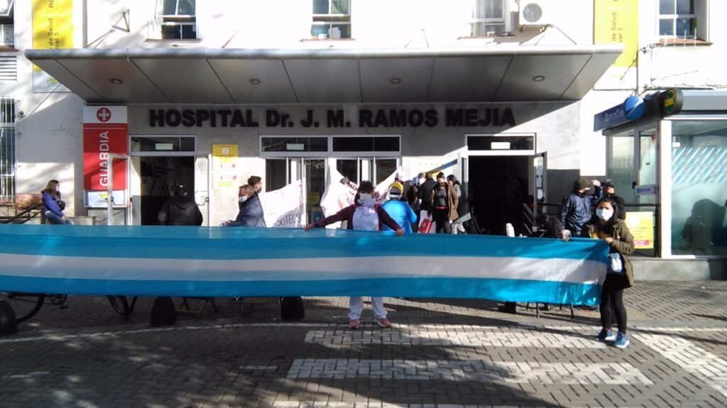Banderazo en el Ramos Mejía por mejoras laborales