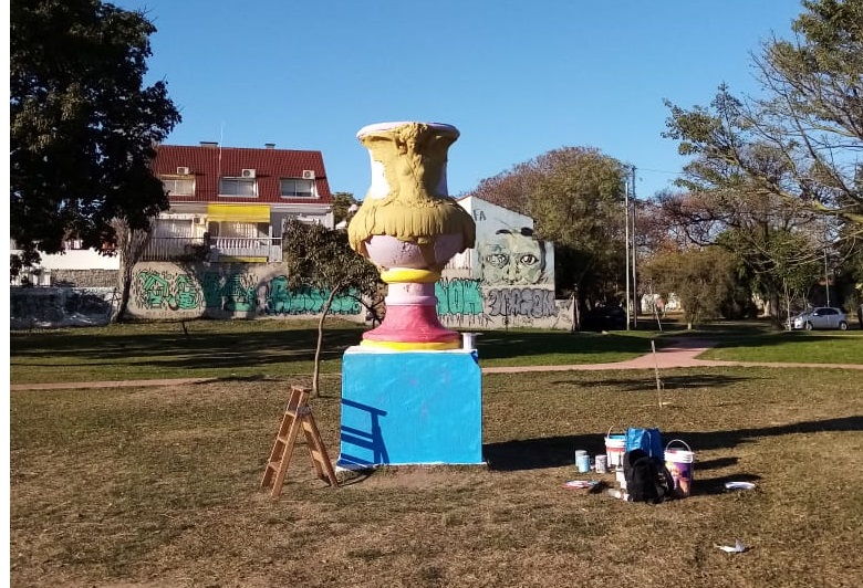 Ale Giorgga y Fa Uno Art intervinieron la vasija ornamental de La Copita