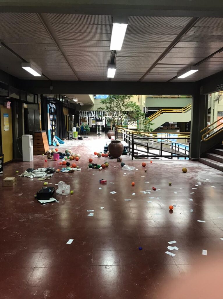 Belgrano: robaron dinero y tecnología y causaron destrozos en el Jardín del Sauce y la Escuela Ramón González