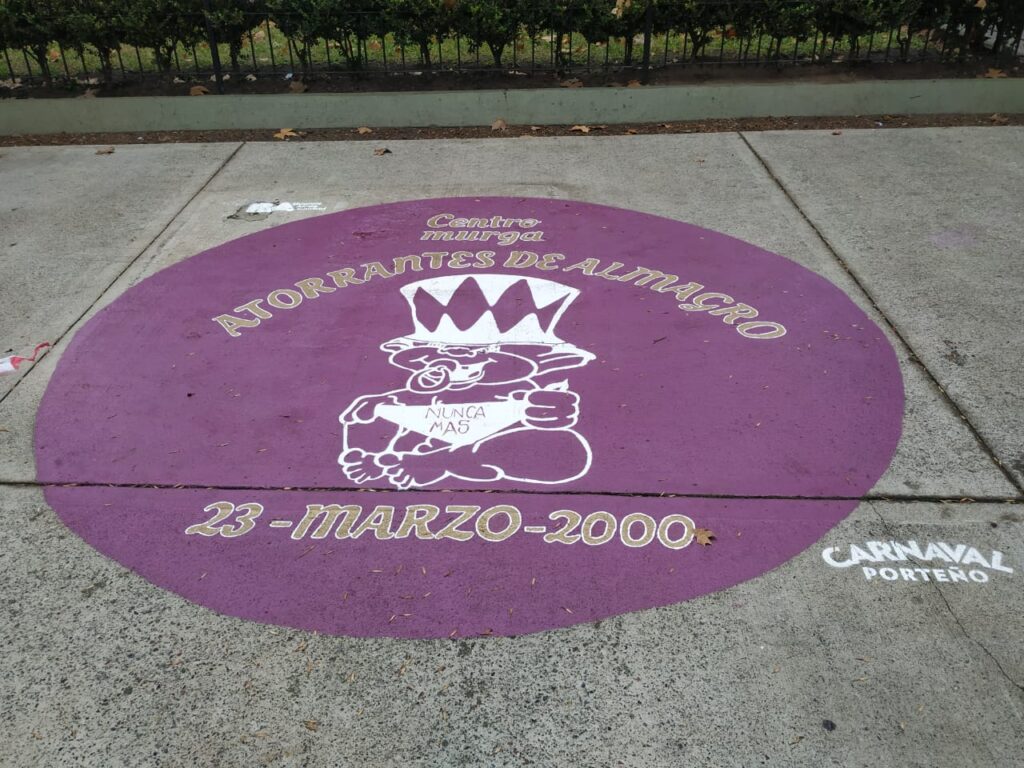 Murgal de Atorrantes de Almagro en la esquina de la plaza, en Sarmiento y Salguero