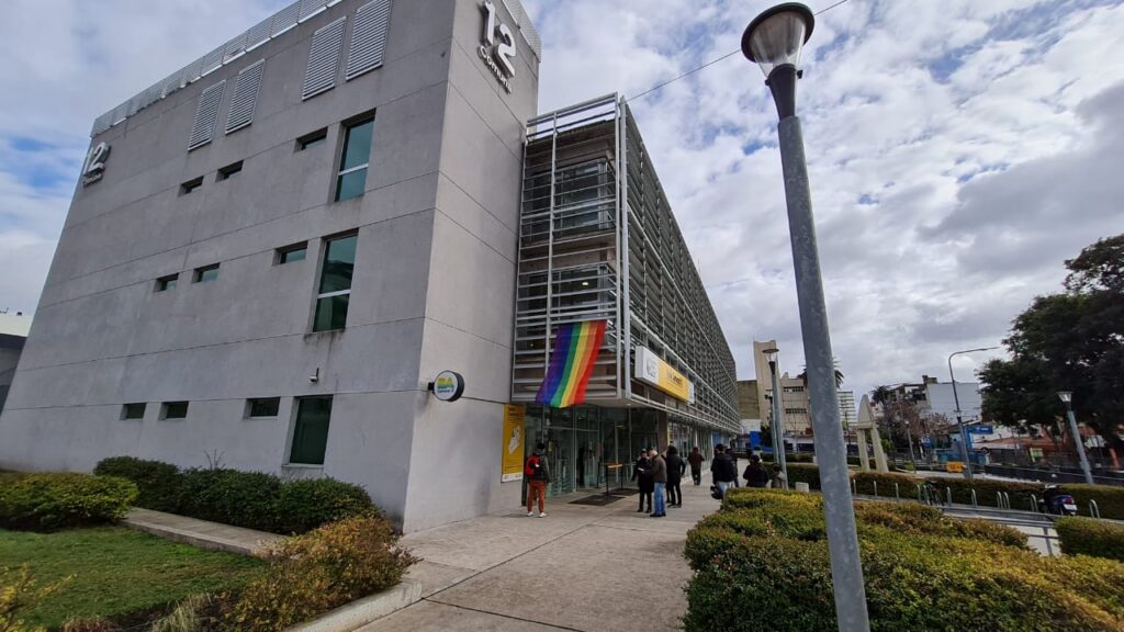 Por el Día del Orgullo, instalaron una bandera LGBT en la Sede Comunal 12