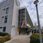 Por el Día del Orgullo, instalaron una bandera LGBT en la Sede Comunal 12