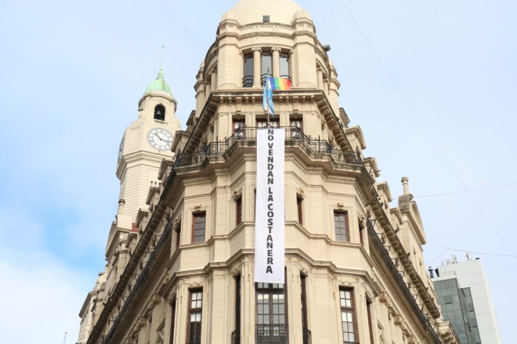 La oposición recibió a Felipe Miguel con críticas y una bandera que decía “No vendan la Costanera”