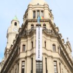 La oposición recibió a Felipe Miguel con críticas y una bandera que decía “No vendan la Costanera”