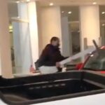 Caballito: en un ataque de furia, un hombre dañó un auto 0 km y mobiliario de una concesionaria