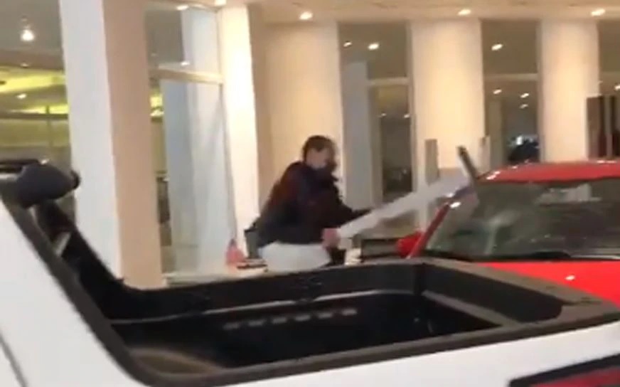 Caballito: en un ataque de furia, un hombre dañó un auto 0 km y mobiliario de una concesionaria