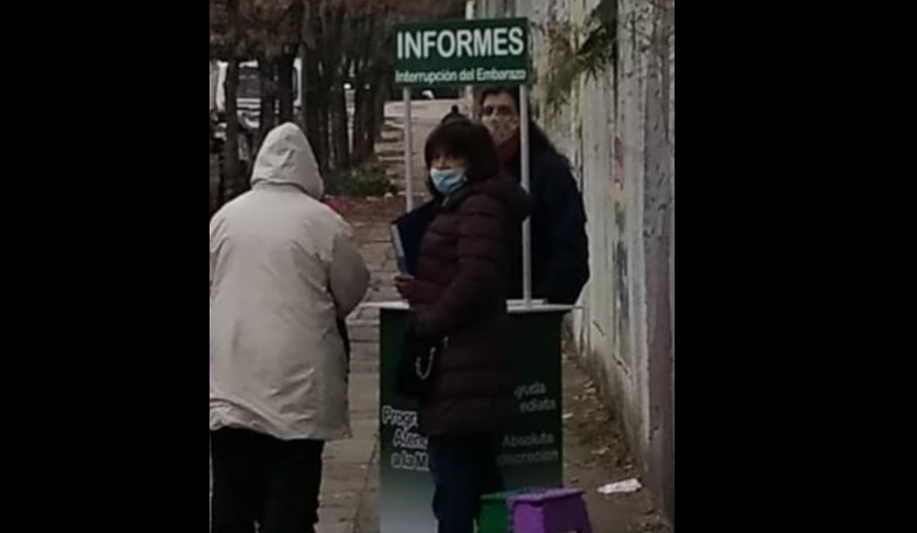 Polémica por un stand antiaborto instalado al lado del CeSAC 27 de Saavedra