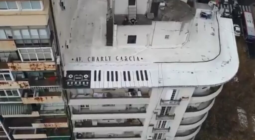 Avenida Charly García: pintaron un teclado gigante para cambiarle el nombre a Coronel Díaz