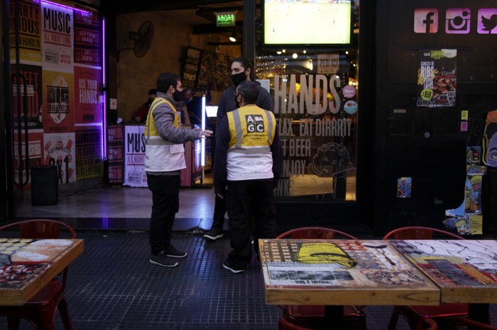 Clausuraron dos bares en Monserrat y Barracas con 100 personas en su interior y fuera de horario