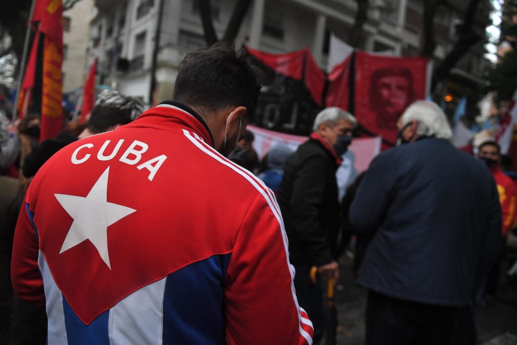 Manifestaciones contrapuestas frente Embajada de Cuba en la ciudad de Buenos Aires