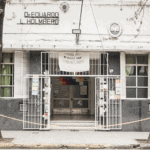 Comuneros y legisladores visitan escuela de Mataderos con obras suspendidas