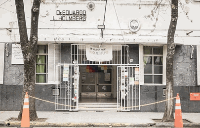 Comuneros y legisladores visitan escuela de Mataderos con obras suspendidas