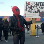 Los superhéroes también se vacunan: recibió la primera dosis disfrazado de Spider-Man para generar conciencia