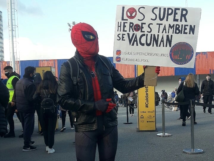 Los superhéroes también se vacunan: recibió la primera dosis disfrazado de Spider-Man para generar conciencia