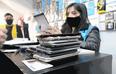 Flores: Clausuraron dos locales donde vendían celulares robados