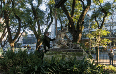 Parque Patricios: Restauran obra que recuerda picapedreros