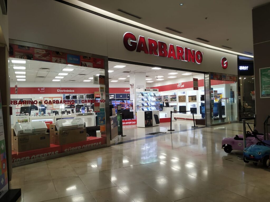 Pese a la crisis en la empresa, continúa abierto el Garbarino del Dot Baires