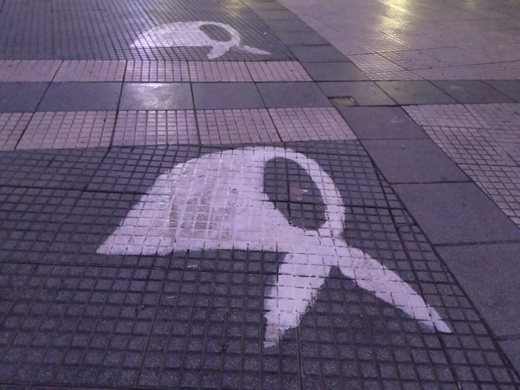 Restauraron los Pañuelos Blancos de Plaza de Mayo: les habían escrito “100 mil” ante los muertos de Covid
