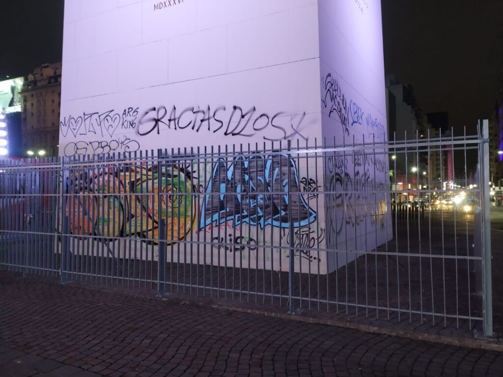 Vandalizaron la base del Obelisco, que había sido restaurado en mayo por sus 85 años de existencia