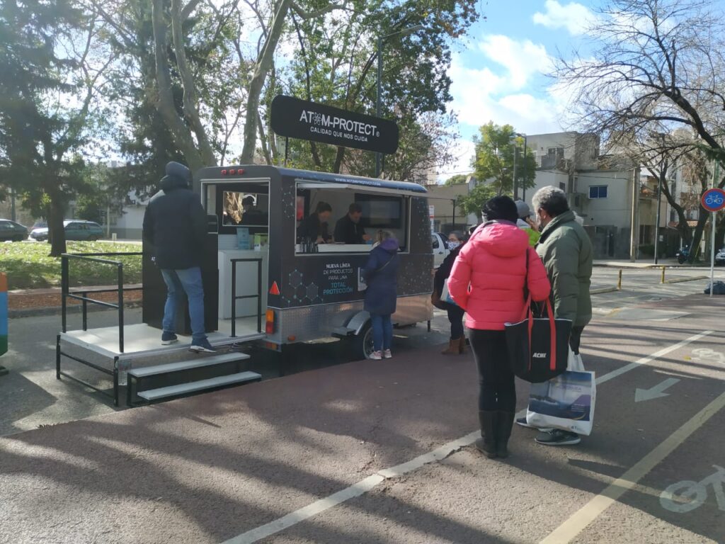 Instalaron un puesto de Atom Protect en el Parque Saavedra para vender los “barbijos del Conicet”