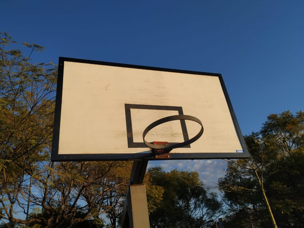 Repusieron el aro de básquet en la Plaza Hungría