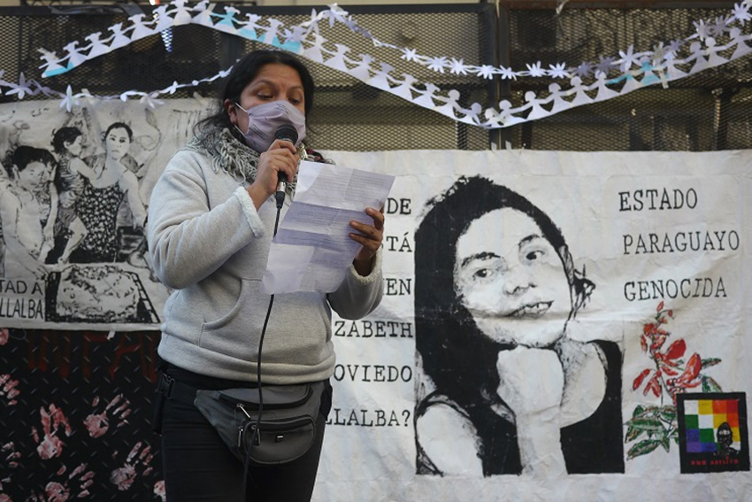 Acto frente a la Embajada de Paraguay, por el asesinato de las niñas Villalba y la situación de familiares en ese país