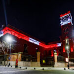 Ciudad ilumina monumentos de rojo y blanco por el Día del Perú