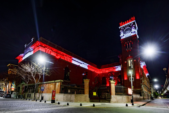 Ciudad ilumina monumentos de rojo y blanco por el Día del Perú