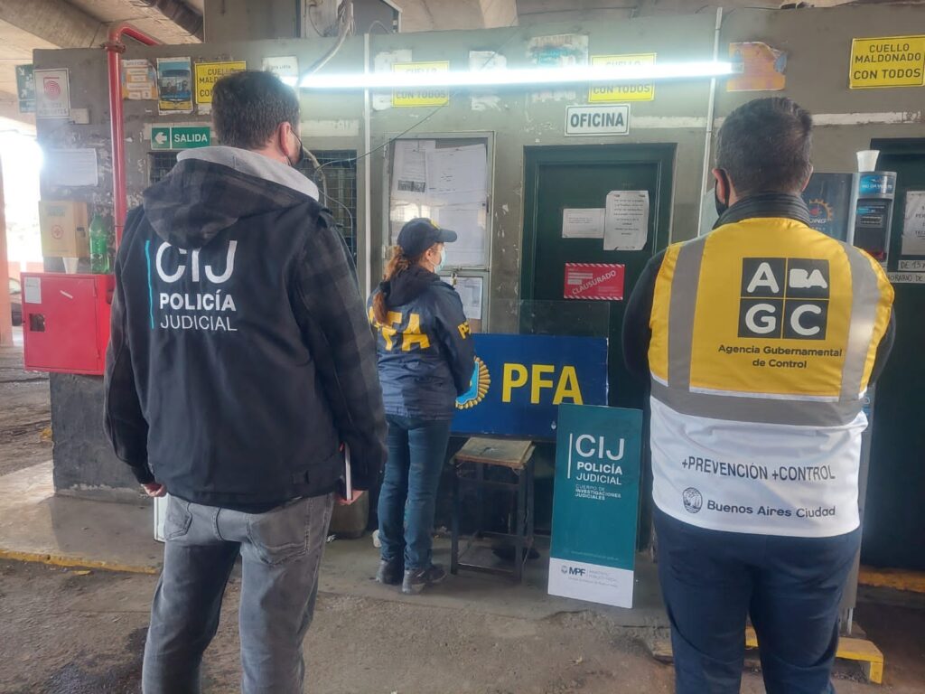 Boedo: clausuraron una terminal de colectivos bajo la AU 25 de mayo por presunto daño ambiental