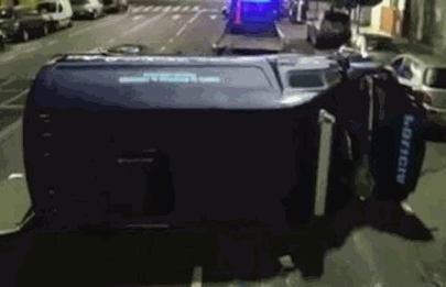 La camioneta que iba a hacer las pericias de Chano chocó y volcó en Parque Patricios