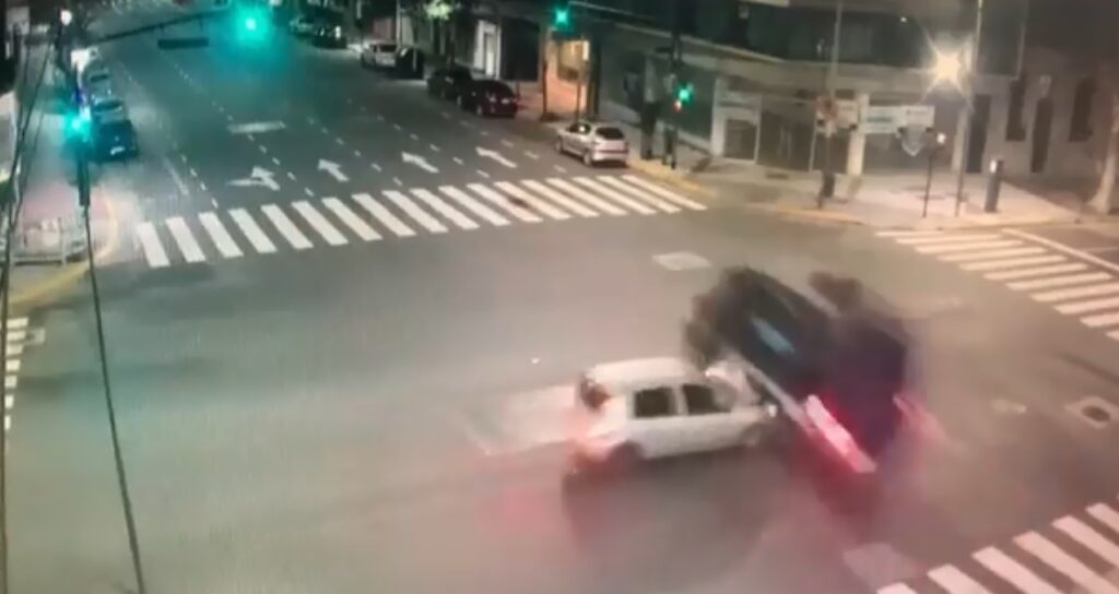 El móvil destinado a las pericias del caso Chano chocó y volcó en Parque Patricios: hubo siete heridos
