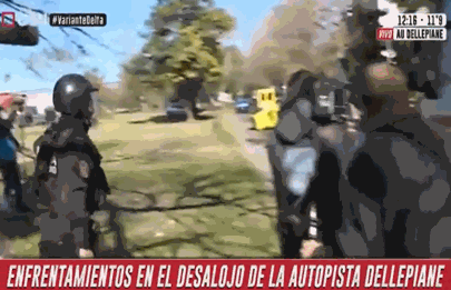 Enfrentamientos entre la policía y manifestantes en la autopista Dellepiane