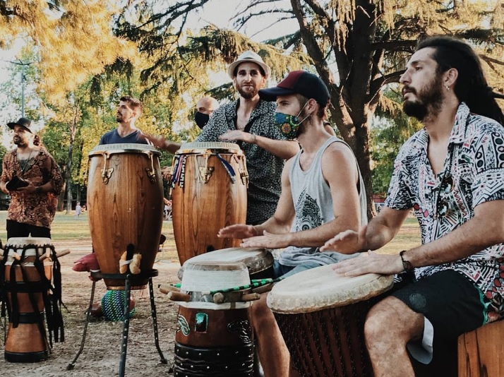 Hiperkinéticos, ritmo con señas en el Parque Saavedra: “Nos nutrimos de quienes vienen a escuchar y bailar”
