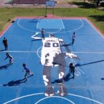 La Comuna 12 reparará la cancha de básquet de La Copita: la nueva pintura cubrirá el mural de Manu Ginobili
